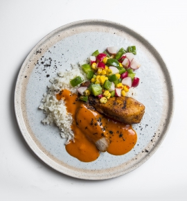 GRILL vištienos kepsnys su garintais ryžiais, kukurūzų salsa, keptų paprikų padažu